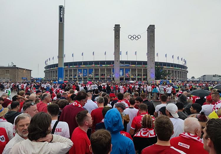 Fans am Olympiastadion, via dts Nachrichtenagentur