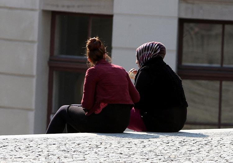 Frau mit Kopftuch und Frau ohne Kopftuch (Archiv), via dts Nachrichtenagentur