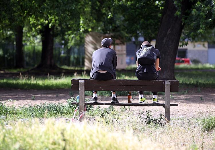 Jugendliche auf einer Parkbank mit Bier (Archiv), via dts Nachrichtenagentur