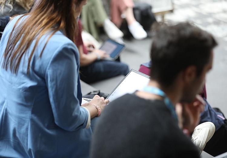 Junge Leute mit Laptop (Archiv), via dts Nachrichtenagentur