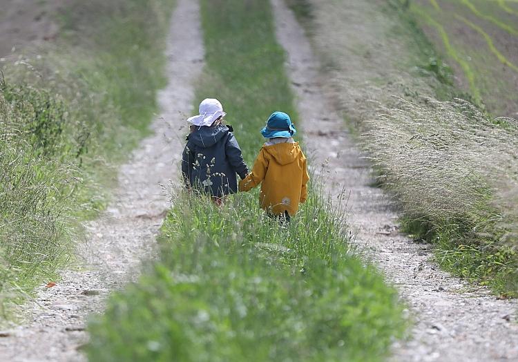 Zwei kleine Kinder laufen auf einem Feldweg (Archiv), via dts Nachrichtenagentur