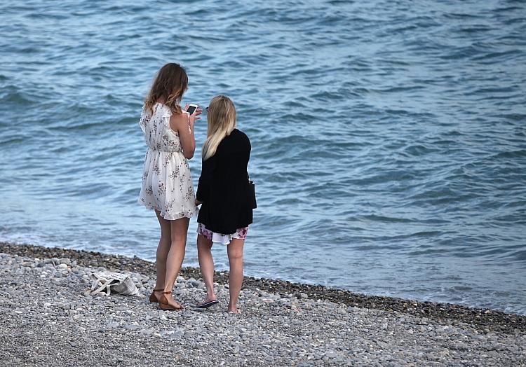 Zwei junge Frauen am Strand, via dts Nachrichtenagentur