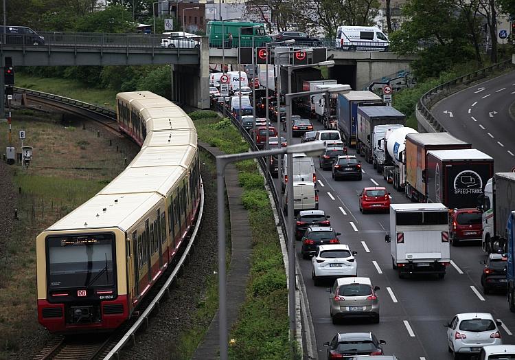 S-Bahn und Stau (Archiv), via dts Nachrichtenagentur