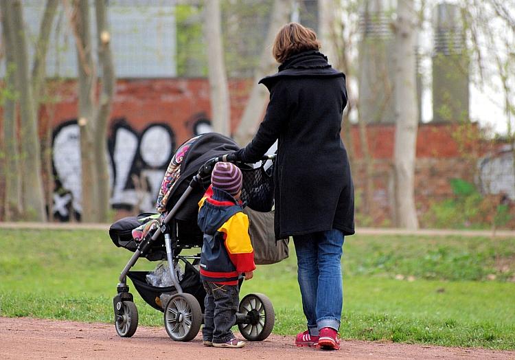 Mutter mit Kinderwagen (Archiv), via dts Nachrichtenagentur