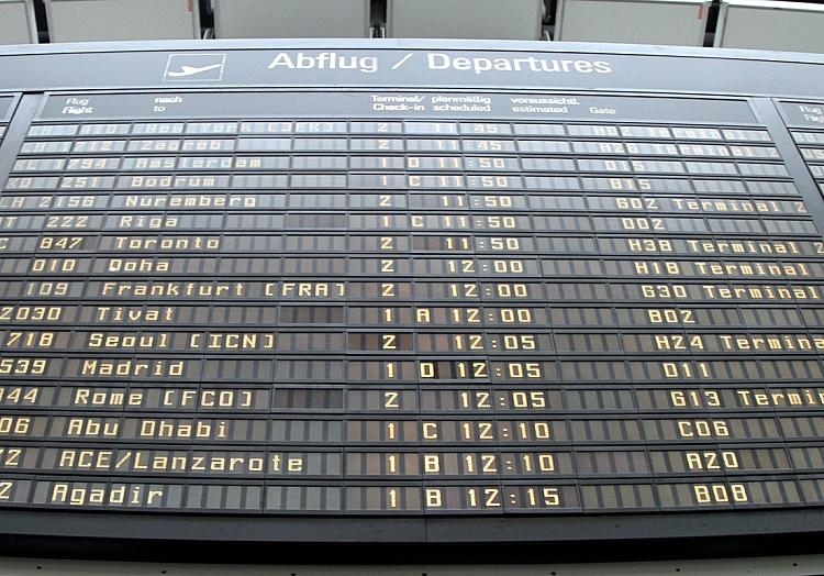 Ankunfts- und Abflugstafel an einem Flughafen (Archiv), via dts Nachrichtenagentur