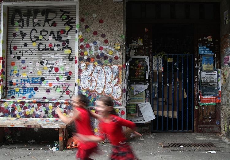 Kinder vor einem unsanierten Haus in Berlin-Neukölln (Archiv), via dts Nachrichtenagentur