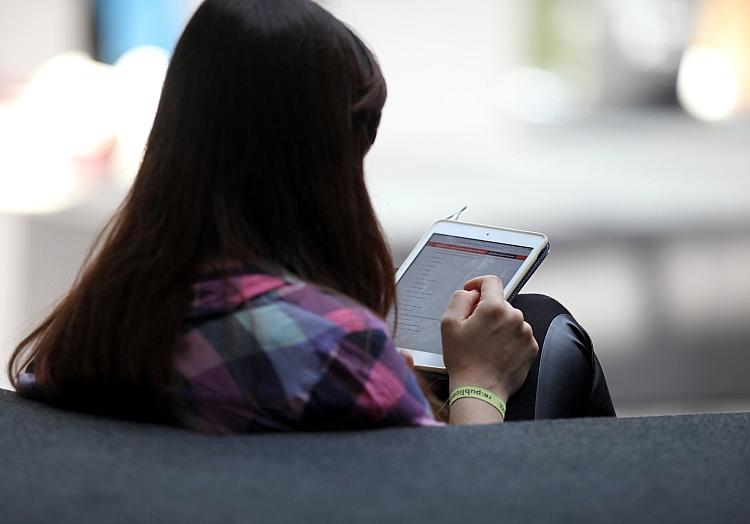 Frau mit Tablet (Archiv), via dts Nachrichtenagentur