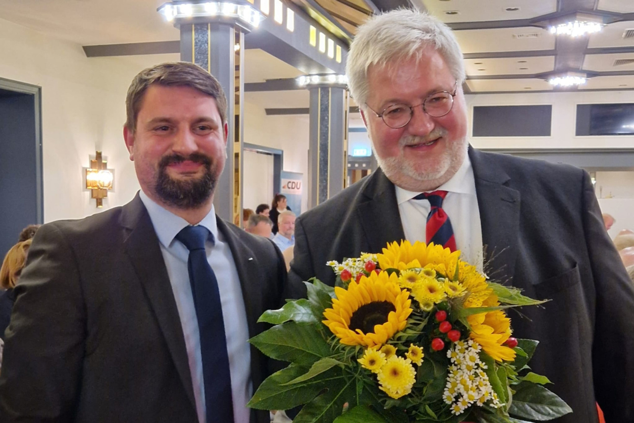 Der CDU-Kreisvorsitzende Niklas Howad (links) gratuliert dem CDU-Bundestagsabgeordneten Stephan Albani zur erneuten Kanididatur.