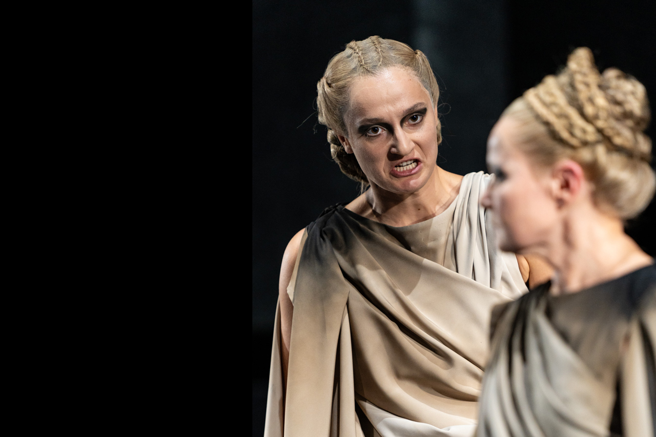 Anna Seeberger (Antigone) und Caroline Nagel (Kreon).