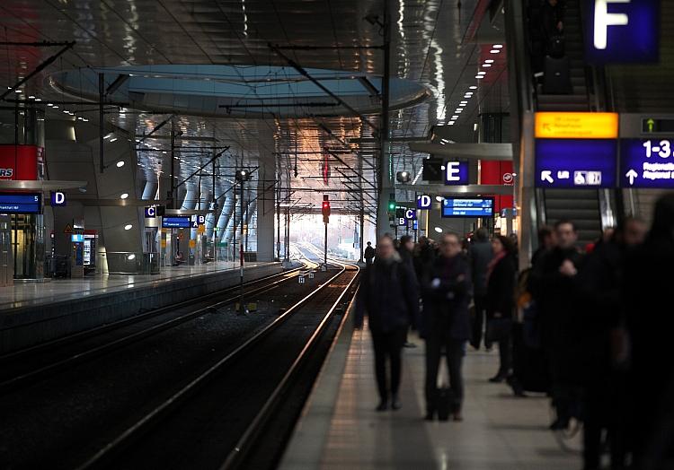 Reisende bei der Bahn (Archiv), via dts Nachrichtenagentur