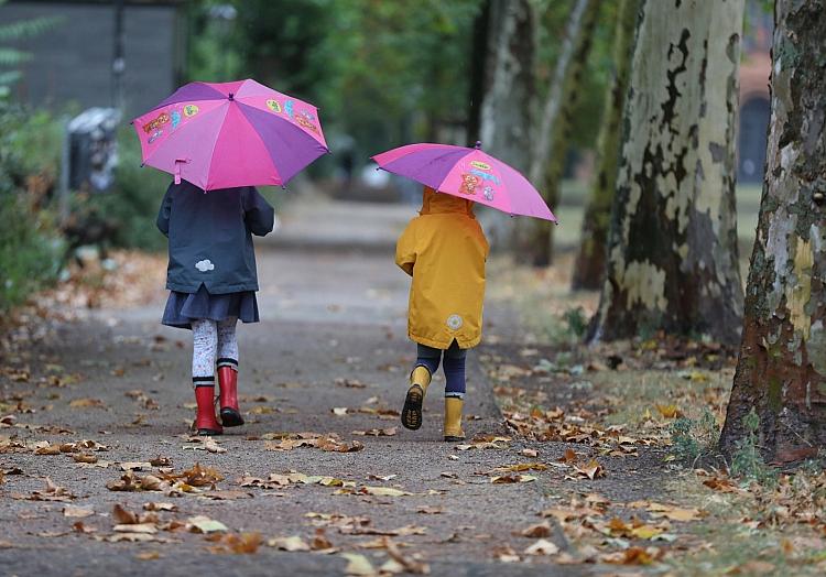 Zwei Kleinkinder bei Herbstanfang am 09.09.2024, via dts Nachrichtenagentur