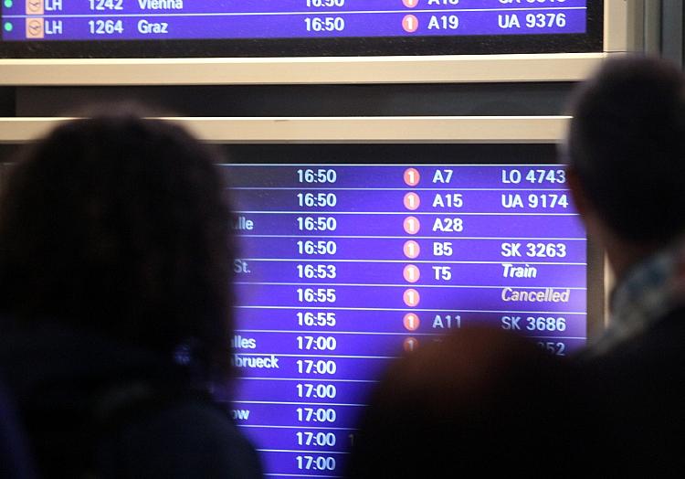 Passagiere vor Informationstafel am Frankfurter Flughafen, via dts Nachrichtenagentur