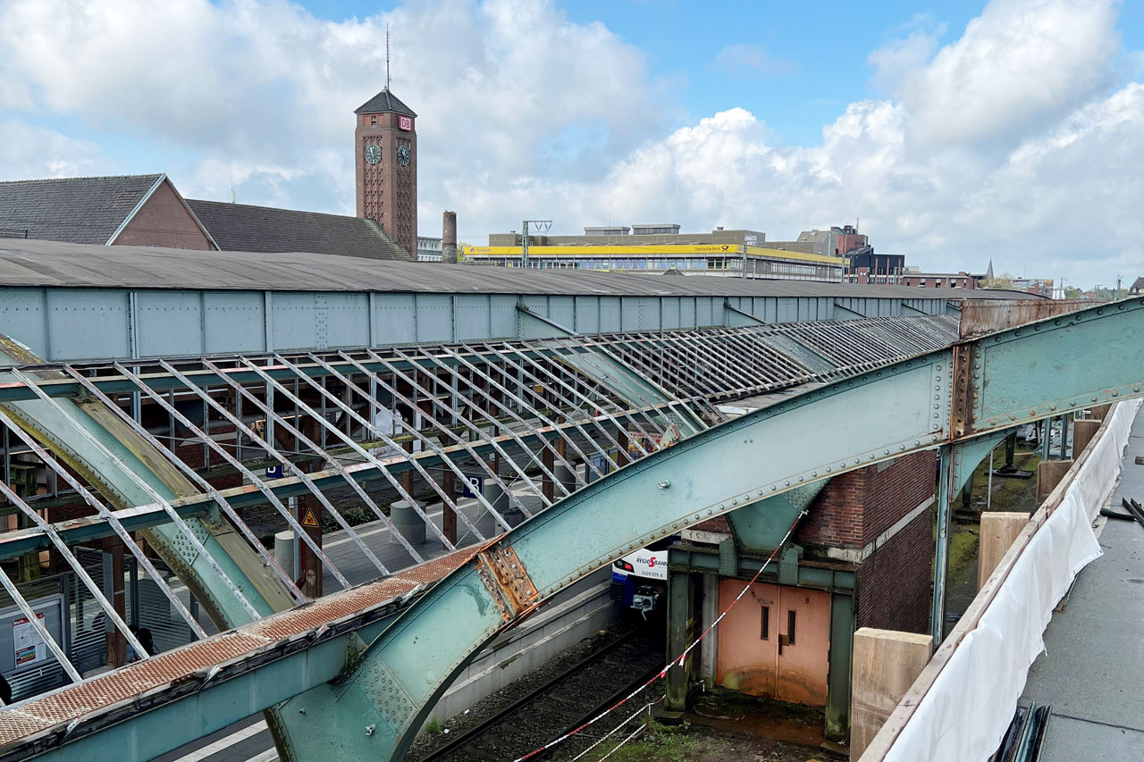 Blick von oben auf die Gleisbögen des Hallendachs am Bahnsteig 5 und 6 im Oldenburger Hauptbahnhof.