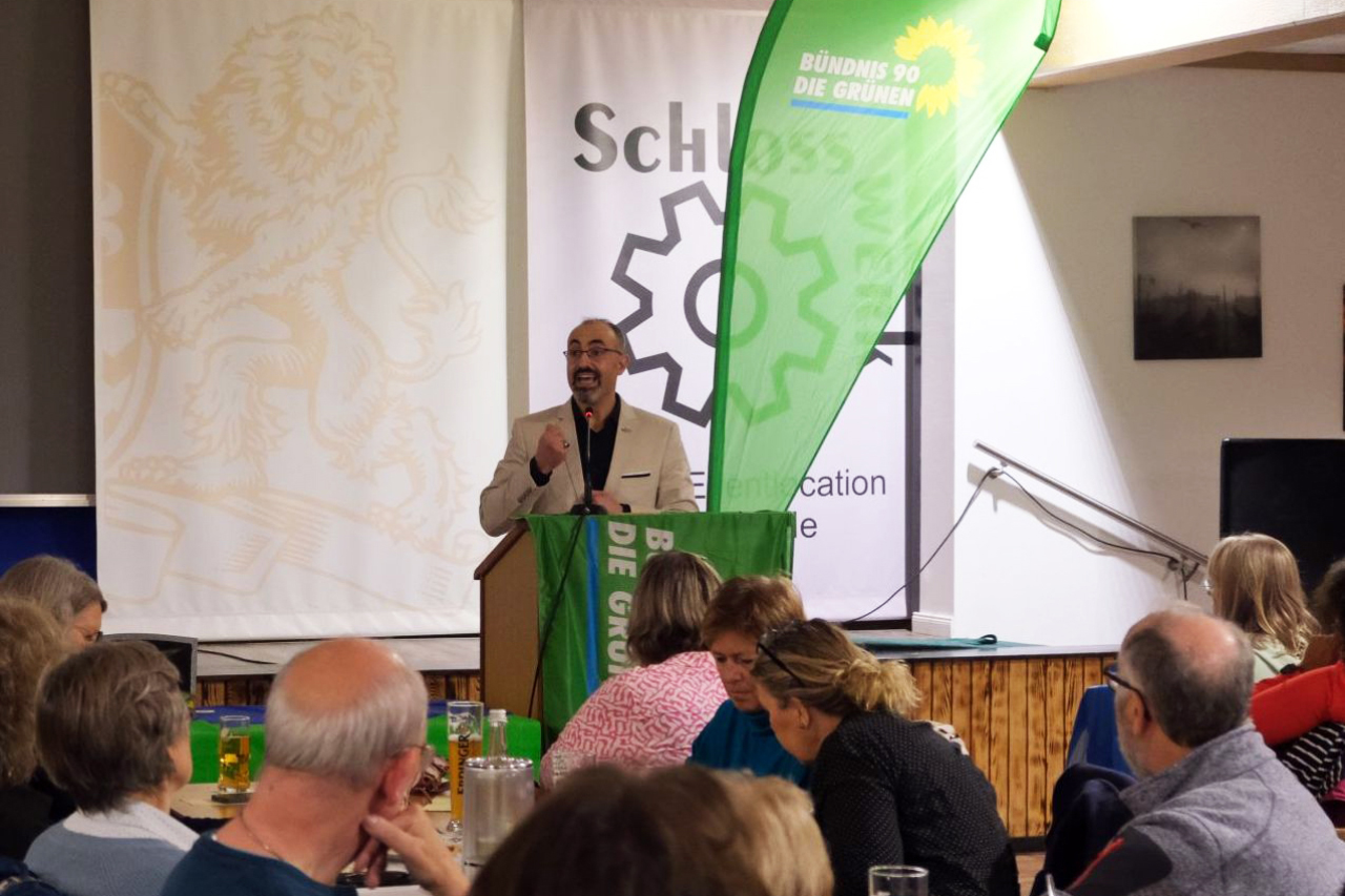 Foto von Dr. Alaa Alhamwi während seiner Rede im Hof von Oldenburg zu Ihrer Verwendung.