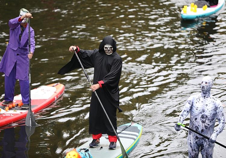 Menschen in Halloween-Verkleidung beim Paddeln (Archiv), via dts Nachrichtenagentur