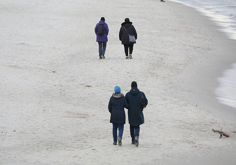 Paare gehen am Strand spazieren, via dts Nachrichtenagentur