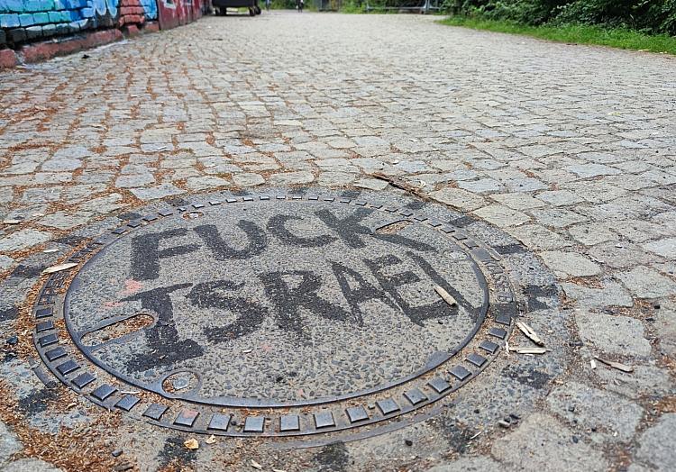 Graffiti mit dem Schriftzug `Fuck Israel` auf einem Gullideckel (Archiv), via dts Nachrichtenagentur