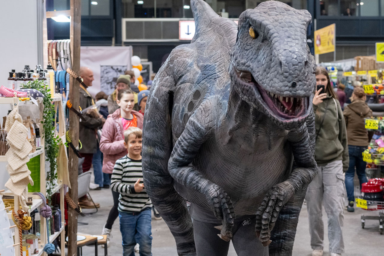 Die Dinos sind los. Auf der Messe „Mein Tier“ sind die Urzeitriesen unterwegs.