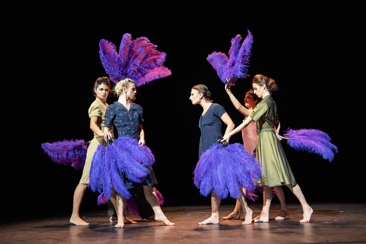 Der amerikanische Choreograf Barak Marshall zeigt „Bontsche Schwayg“ im Großen Haus in Oldenburg als Uraufführung.