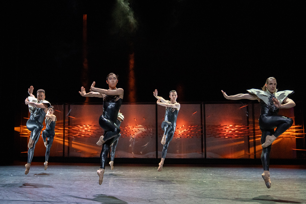 „Jurassic Trip“ von Ballettdirektor Antoine Jully eröffnet den vierteiligen Ballettabend „wild & leise“ im Oldenburgischen Staatstheater. Die vom Publikum bejubelten Choreografien sind noch bis Anfang Januar 2025 zu sehen.