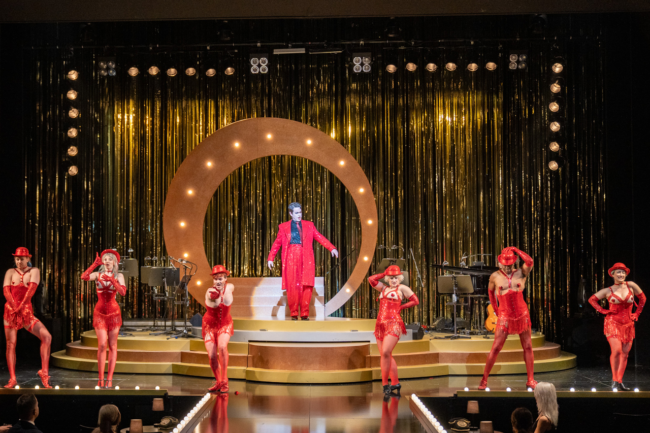 Das Musical „Cabaret“ ist derzeit im Großen Haus des Oldenburgischen Staatstheaters zu sehen. Die Rolle des Conferenciers spielt und singt Kammersänger Paul Brady (Mitte).