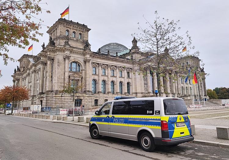 Polizei vor Bundestag (Archiv), via dts Nachrichtenagentur