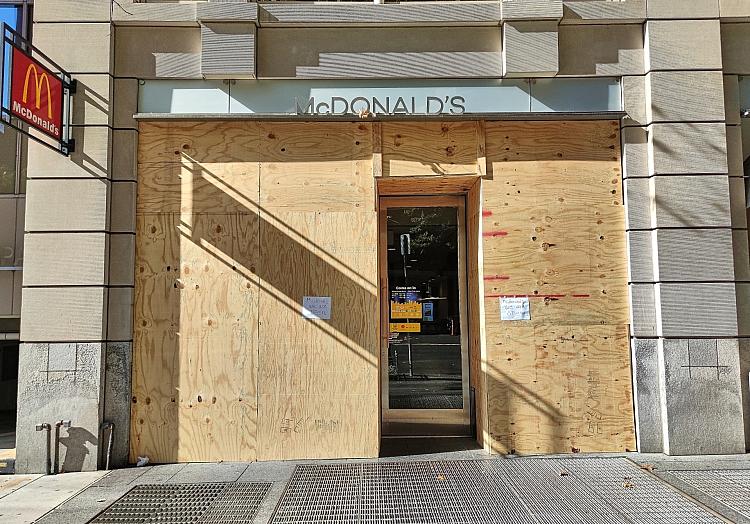 Verrammelter McDonald`s aus Sorge vor Randale bei der US-Wahl am 05.11.2024, via dts Nachrichtenagentur