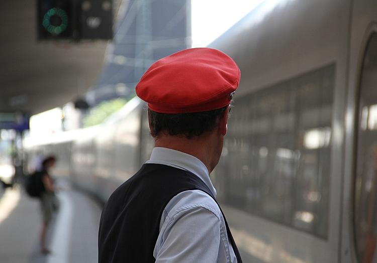 Zugschaffner am Bahnsteig, via dts Nachrichtenagentur