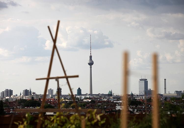 Dachterrasse in Berlin mit Blick auf den Berliner Fernsehturm (Archiv), via dts Nachrichtenagentur