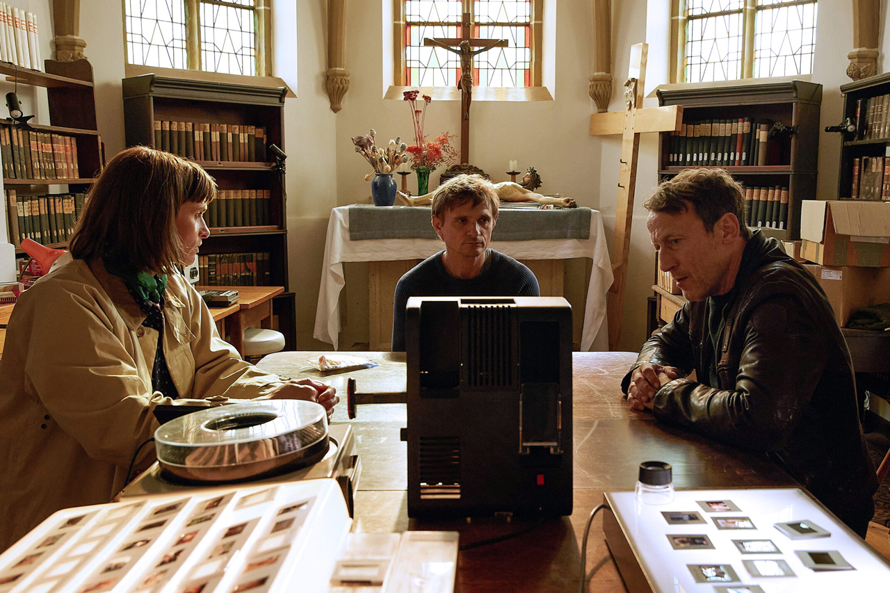 Kommissarin Pötter (Lena Lauzemis), Daniel Weinert (Florian Lukas) und Kommissar Falke (Wotan Wilke Möhring) in TATORT: Bundespolizei:„Schweigen“.