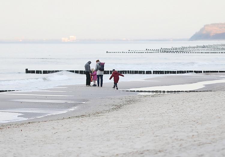 Familie am Strand (Archiv), via dts Nachrichtenagentur