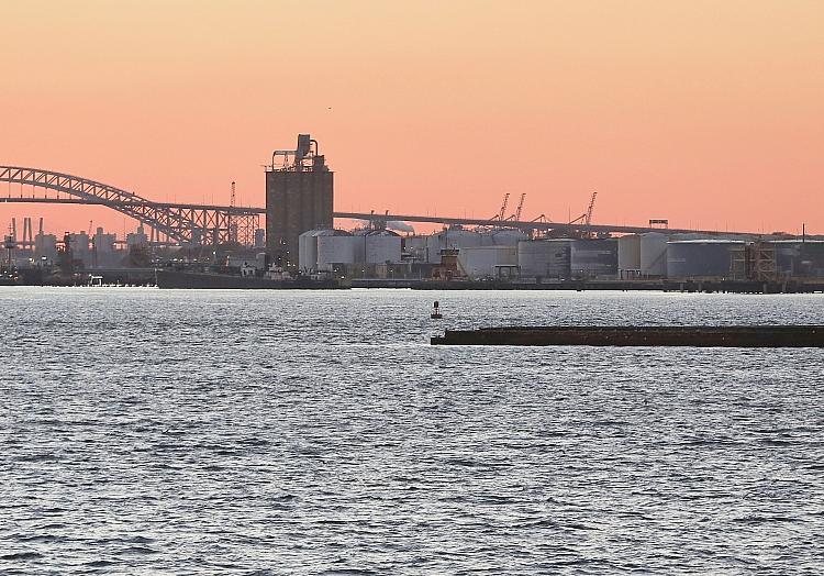 Industrieanlagen im Hafen von New York mit Öltanks (Archiv), via dts Nachrichtenagentur