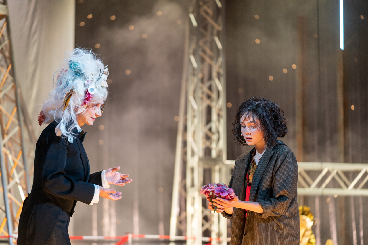 Im Oldenburgischen Staatstheater steht jetzt als Weihnachtsstück „Momo“ in der Inszenierung von Katharina Birch auf dem Spielplan. Paulina Hobratschk (rechts) spielt die Hauptrolle des Mädchens Momo. Franziska Werner ist als Meister Hora zu sehen.