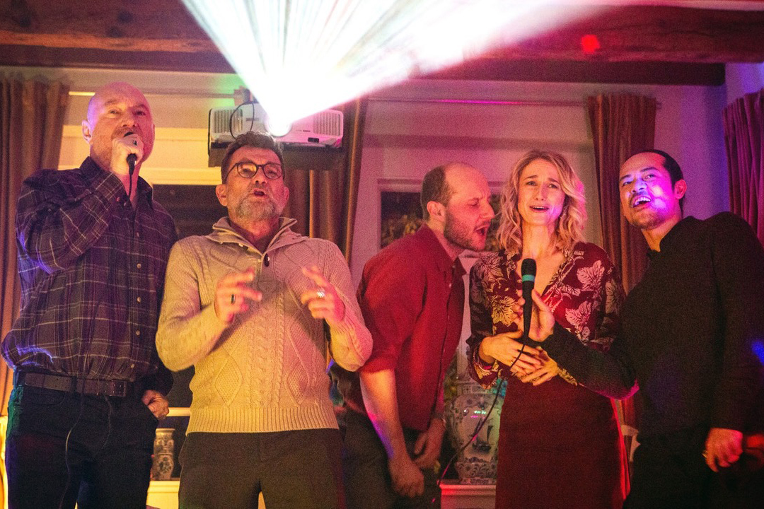 v.l. Bjarne, Hendrik, Marco und Fabiene Wilkens (Rainer Sellien, Matthias Freihof, Robert Höller, Pia Barucki) mit Andy (Jernih Agapito) beim Karaoke.