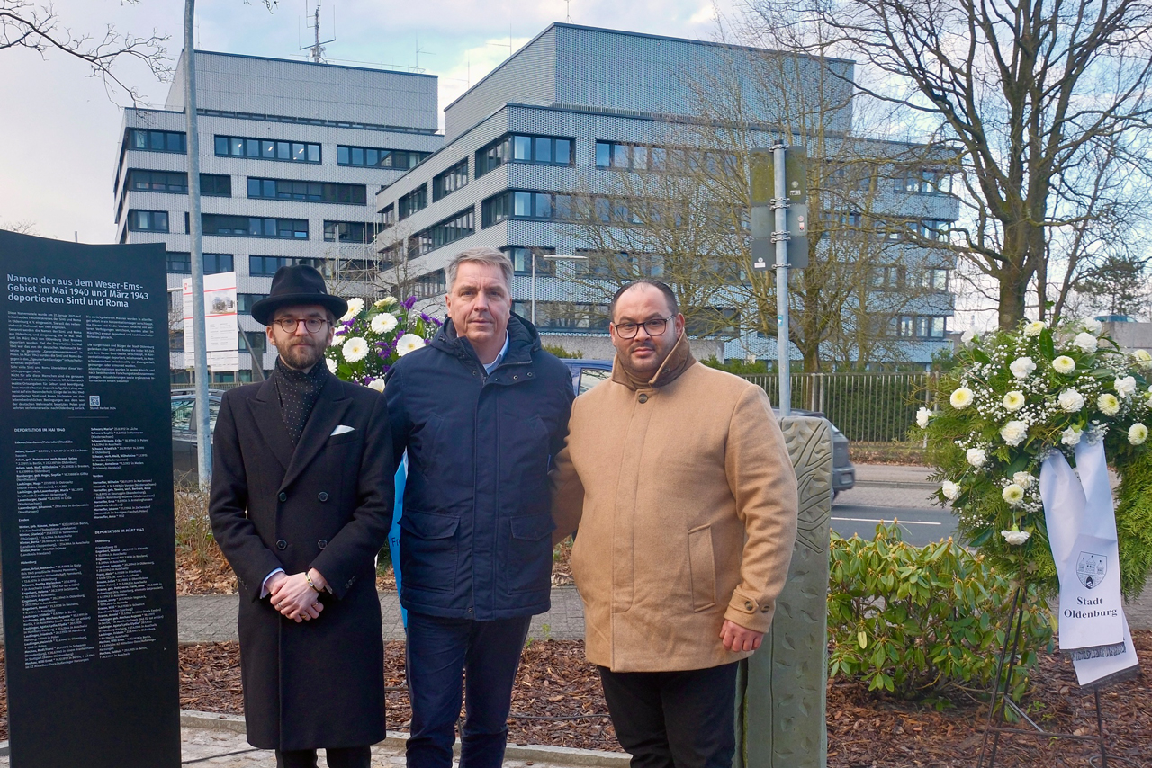 Rabbiner Levi Israel Ufferfilge von der Jüdischen Gemeinde Oldenburg, Oberbürgermeister Jürgen Krogmann und Patrick Schwarz, Vorsitzender des Freundeskreises Sinti und Roma in Oldenburg, legten am Mahnmal für Sinti und Roma einen Kranz nieder.