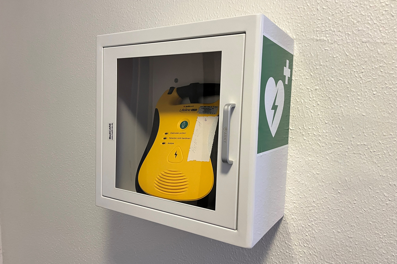 Einer von rund 170 automatisierten externen Defibrillatoren (AED) in Oldenburg: Im 1. Obergeschoss am Markt 20/21.