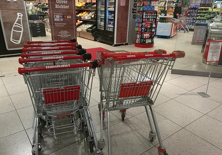 Einkaufswagen vor einem Supermarkt (Archiv), via dts Nachrichtenagentur