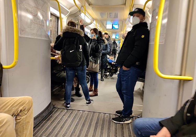 Menschen in einer U-Bahn (Archiv), via dts Nachrichtenagentur