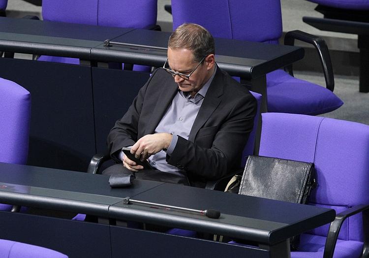 Michael Müller mit Smartphone (Archiv), via dts Nachrichtenagentur