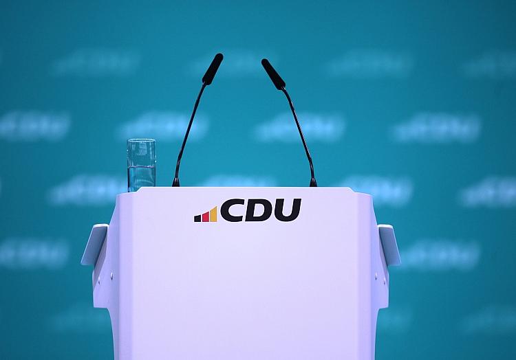 Rednerpult mit CDU-Logo (Archiv), via dts Nachrichtenagentur