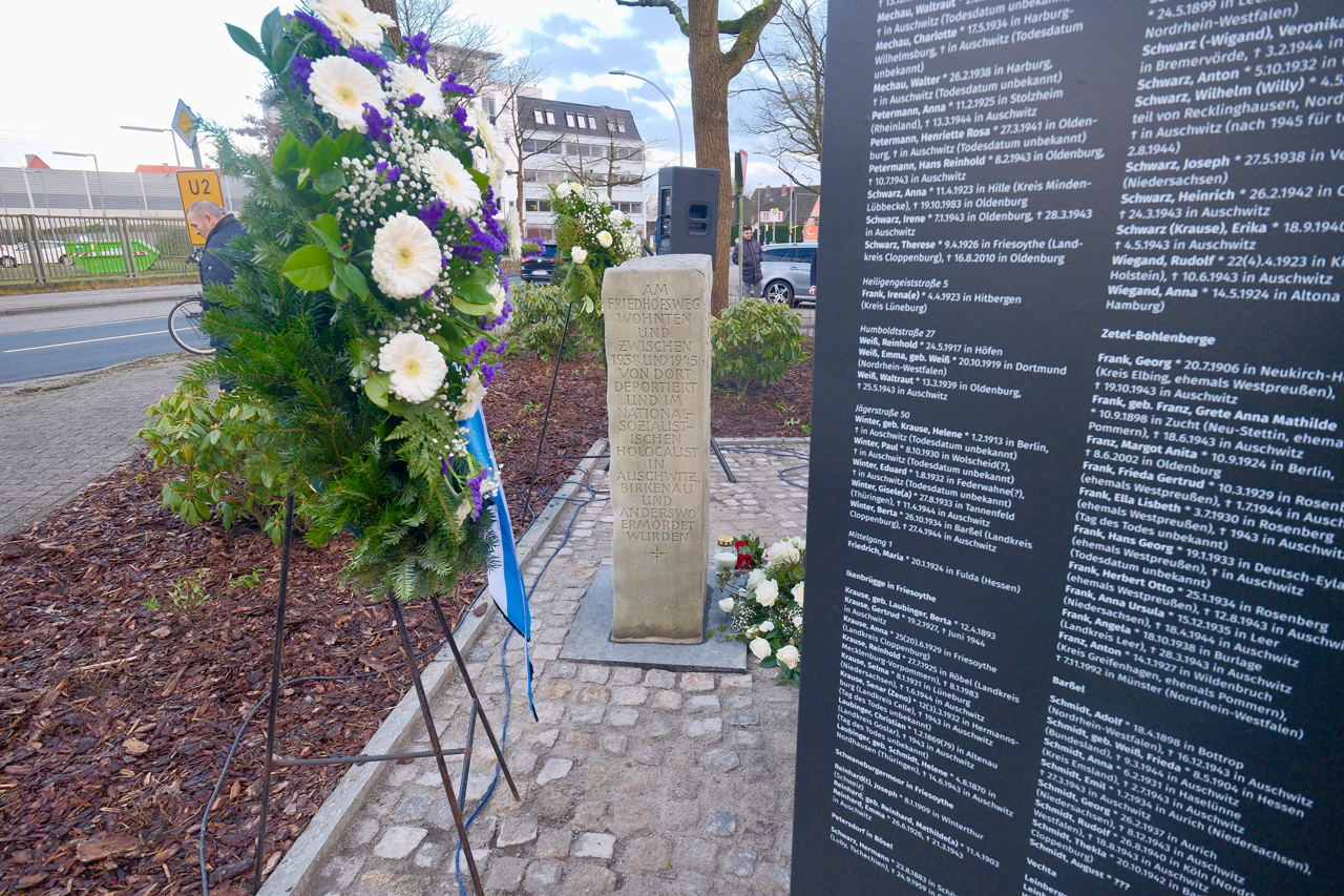 Zu dem Gedenkstein aus dem Jahr 1989 (im Hintergrund) am umgestalteten Gedenkort am Friedhofsweg / Ecke Jägerstraße gibt es nun auch eine Erinnerungsstele mit Namen und umfangreichen Informationen.