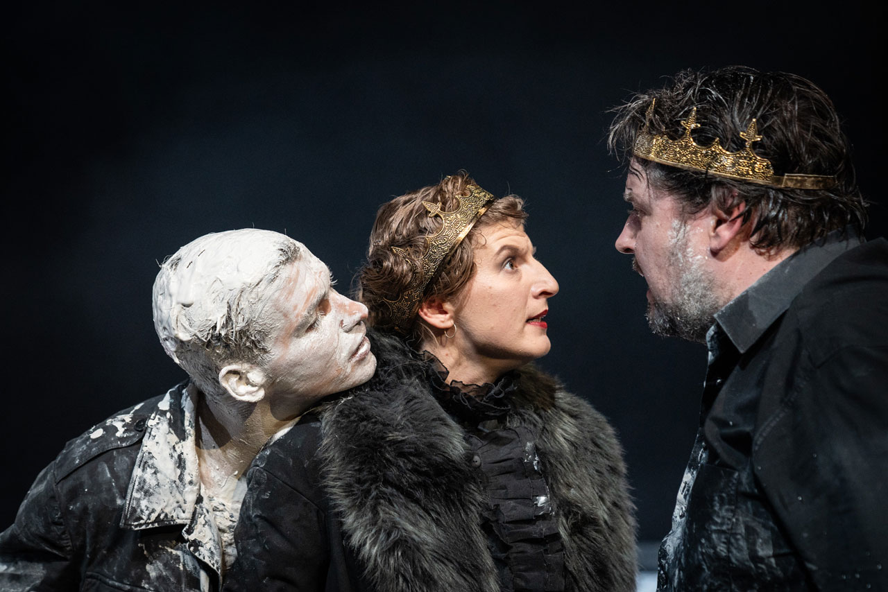 Zurzeit mit großem Erfolg im Oldenburgischen Staatstheater zu sehen: das Drama „Macbeth“ von Shakespeare mit Gerrit Frers als Macbeth (rechts), Katharina Shakina als Lady Macbeth (Mitte) in den Hauptrollen sowie unter anderem Konstantin Gries als Banquo.