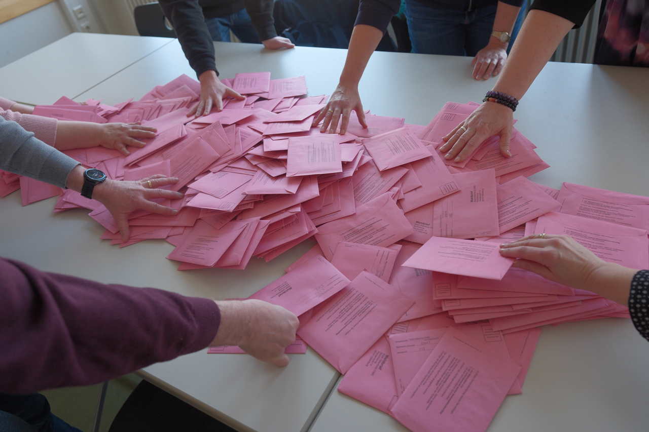 Viele helfende Hände waren am Wahlsonntag nötig: die Stimmauszählung in einem Oldenburger Briefwahllokal.