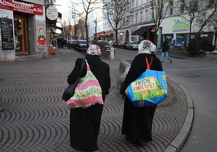 Zwei Frauen mit Kopftuch in Berlin-Kreuzberg (Archiv), via dts Nachrichtenagentur