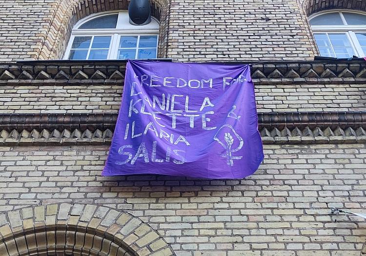 Banner mit Forderung nach Freilassung von Daniela Klette und Ilaria Salis (Archiv), via dts Nachrichtenagentur