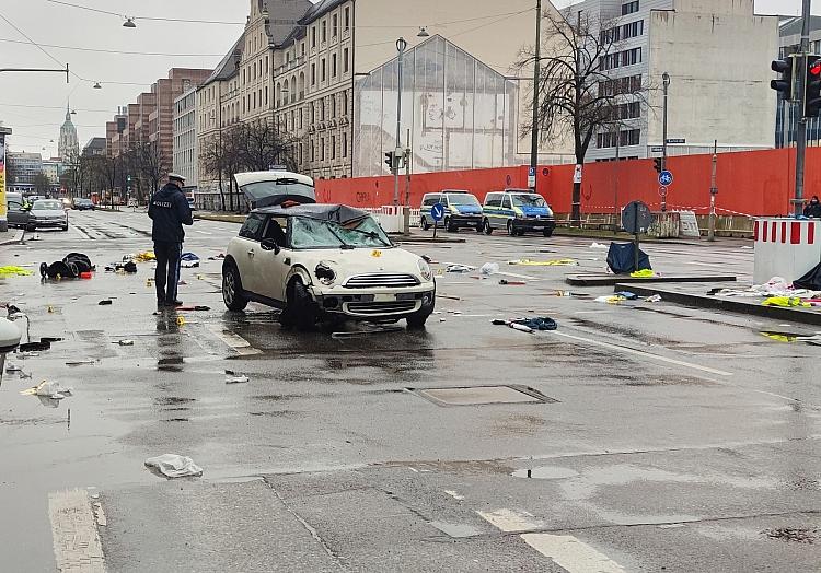 Auto fährt in München in Menschenmenge am 13.02.2025, via dts Nachrichtenagentur