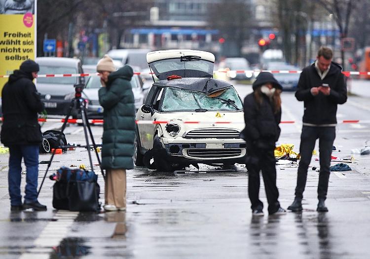 Auto fährt in München in Menschenmenge am 13.02.2025, via dts Nachrichtenagentur