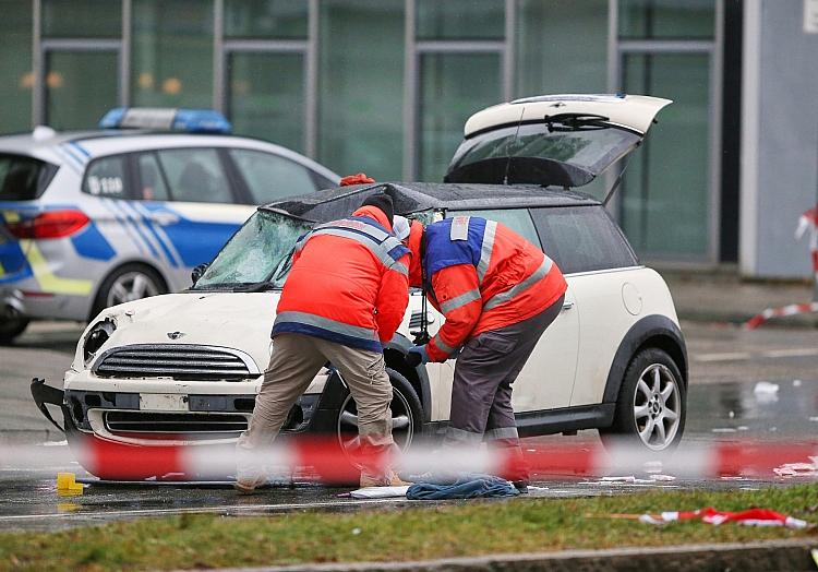 Auto fährt in München in Menschenmenge am 13.02.2025, via dts Nachrichtenagentur