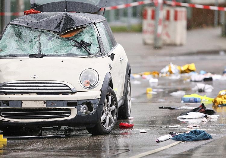 Auto fährt in München in Menschenmenge am 13.02.2025, via dts Nachrichtenagentur