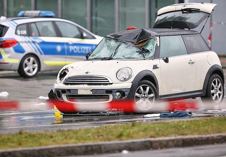 Auto fährt in München in Menschenmenge am 13.02.2025, via dts Nachrichtenagentur